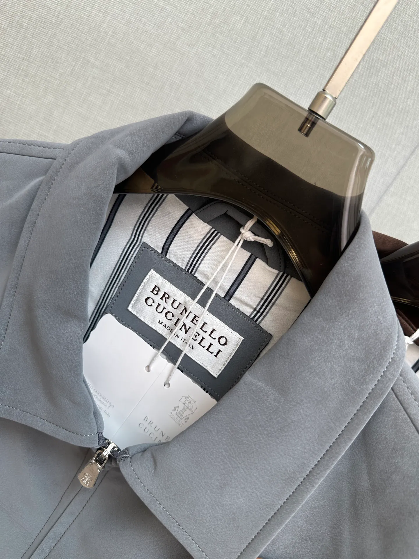 New Arrival is new! BC—Brunell cuci*lli Brunello Cucinelli suede jacket, rarely available through trading company channels, premium urban style lapel jacket for men. Platinum level tasting favorite! Characterized by hot elements and made of smooth and delicate suede, this is a graceful item with unparalleled temperament! When I encounter such an excellent product, I am willing to call it the strongest! The style of this jacket is very distinctive and unique, showing a fashionable atmosphere, emphasizing the soul texture of Classic, highlighting the beauty of luxury and fashion! This style really has a natural high-street beauty that meets all your dressing needs and allows you to look down on the whole world with fashion! The smooth and delicate suede fabric is stiff and comfortable, and the texture is soft. The simple lines and silhouette are easy to wear with a decent and elegant texture. The suede texture has a retro feel and a strong autumn and winter flavor. The rich but unobtrusive ease shows the affinity and high-end sense of the clothing! Heavy texture, full of exquisite details, loose and stylish, full of silhouette and layering. The shape is excellent and the upper body effect is unparalleled. It is destined to be an excellent styling item for the street, and it will turn heads in a big way! Size:S-2x L